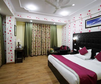 https://imgcld.yatra.com/ytimages/image/upload/t_hotel_yatra_city_desktop/v1450692562/Domestic Hotels/Hotels_Srinagar/The Grand Mamta/Bedroom_3.jpg